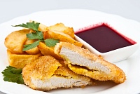 Шницель из индейки с картофелем обжаренным и соусом 290 г