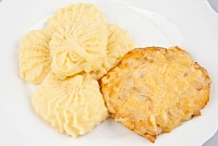 Грудка куриная под сыром и шампиньонами с картофельным пюре 270 г