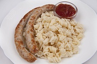 Баварские колбаски с макаронами и соусом 300 г