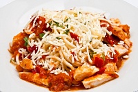 Паста с курицей и томатным соусом и моцареллой 290 г