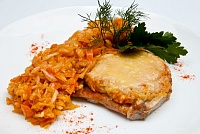 Свиная отбивная с капустой тушеной 250 г