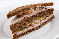 Бутерброд с курицей и беконом 180 г